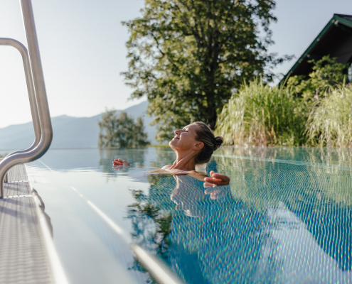 Eine Frau entspannt sich im Infinity Pool.