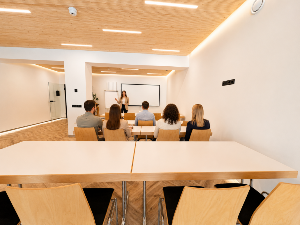 Seminaraum Hotel Annelies mit Dame beim Vortrag